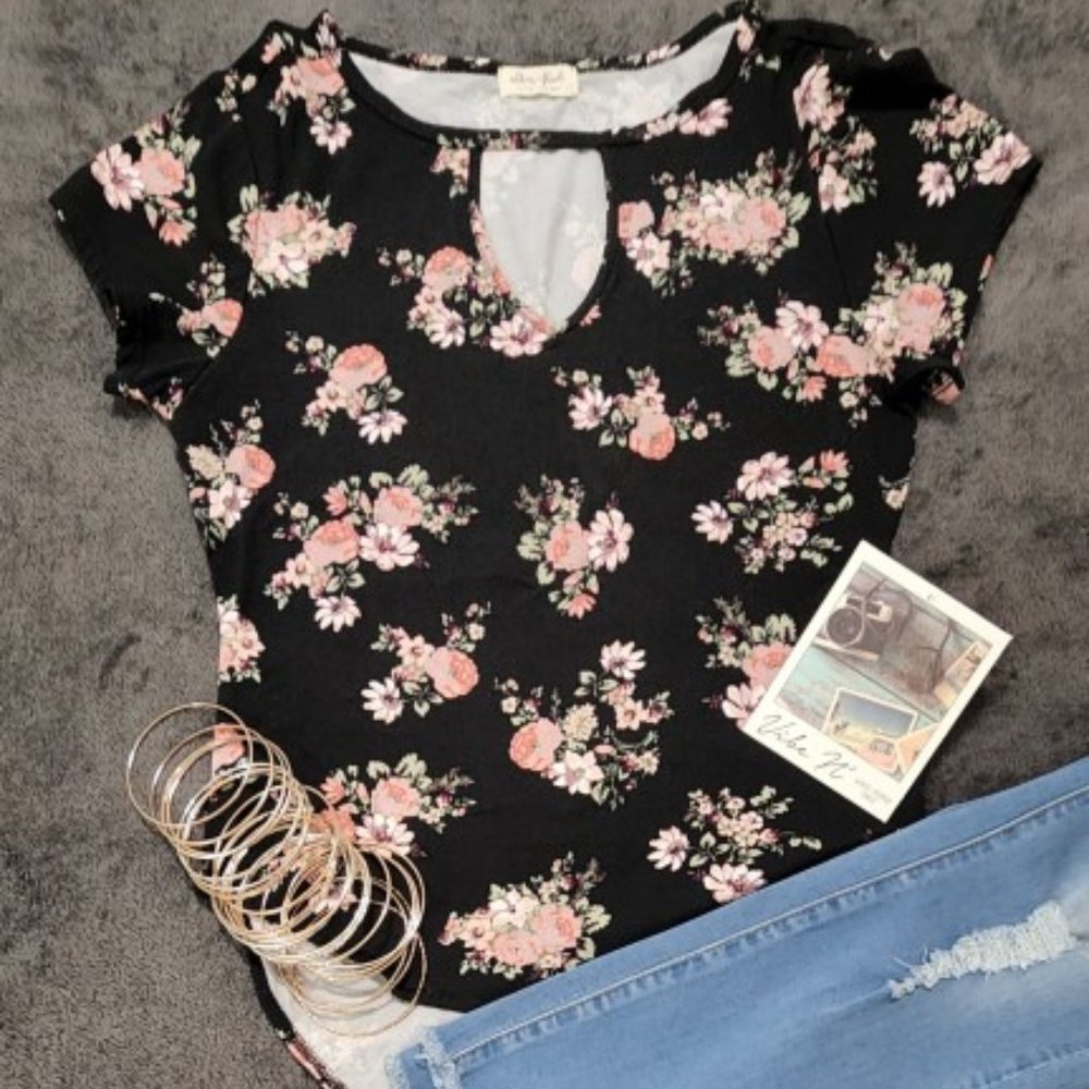 KEYHOLE NECK FLORAL TOP
